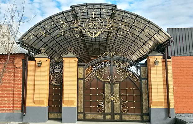 Купить или заказать ворота для дома с навесом - стильные и надежные решения для вашего участка в Бугуруслане от 41976 руб | ВоротМастер-Бгр